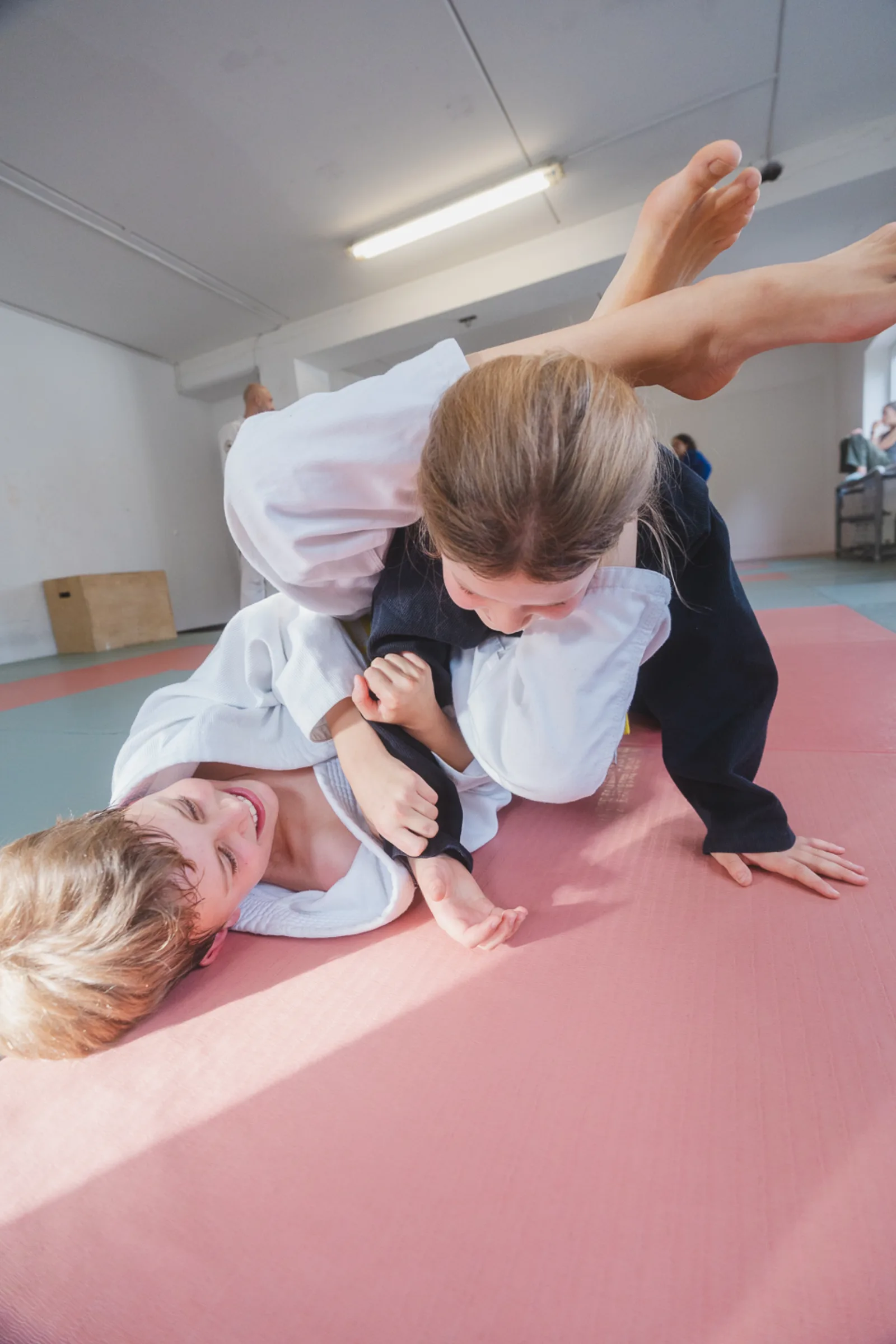 Kinder üben eine Position am Boden