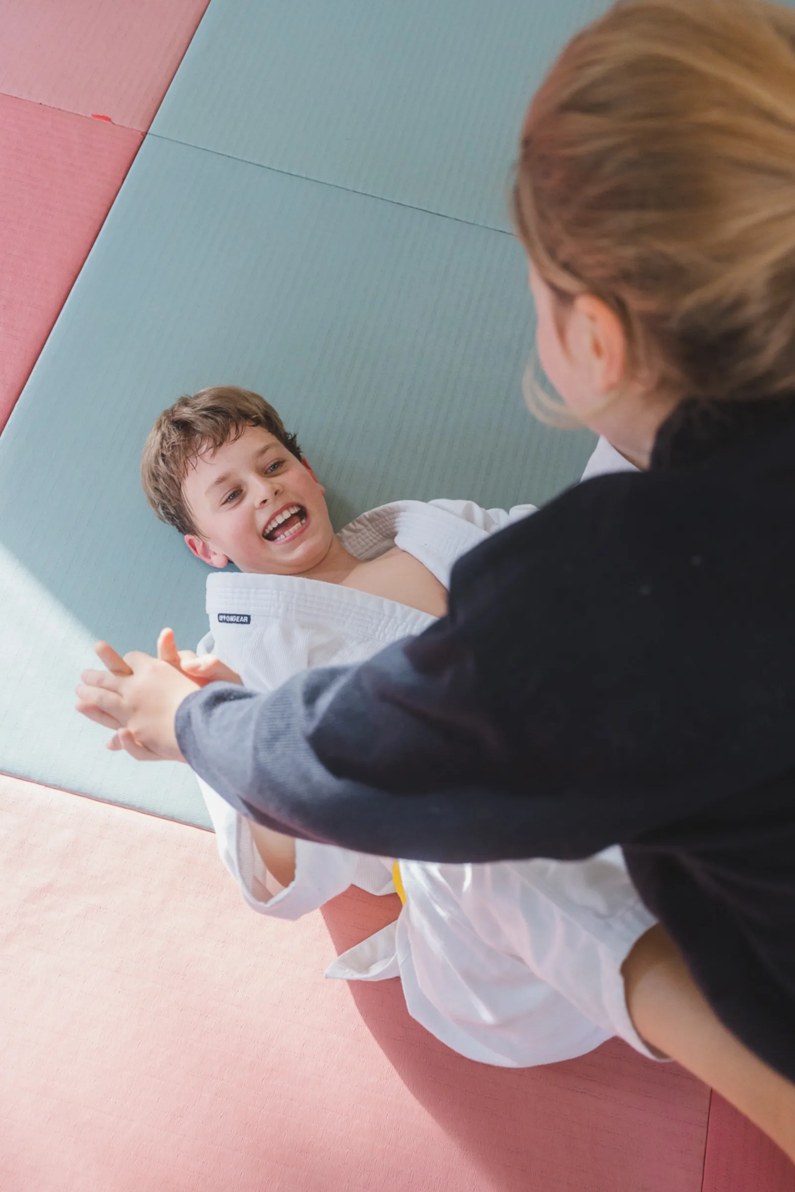 Partnerübung mit Handschlag