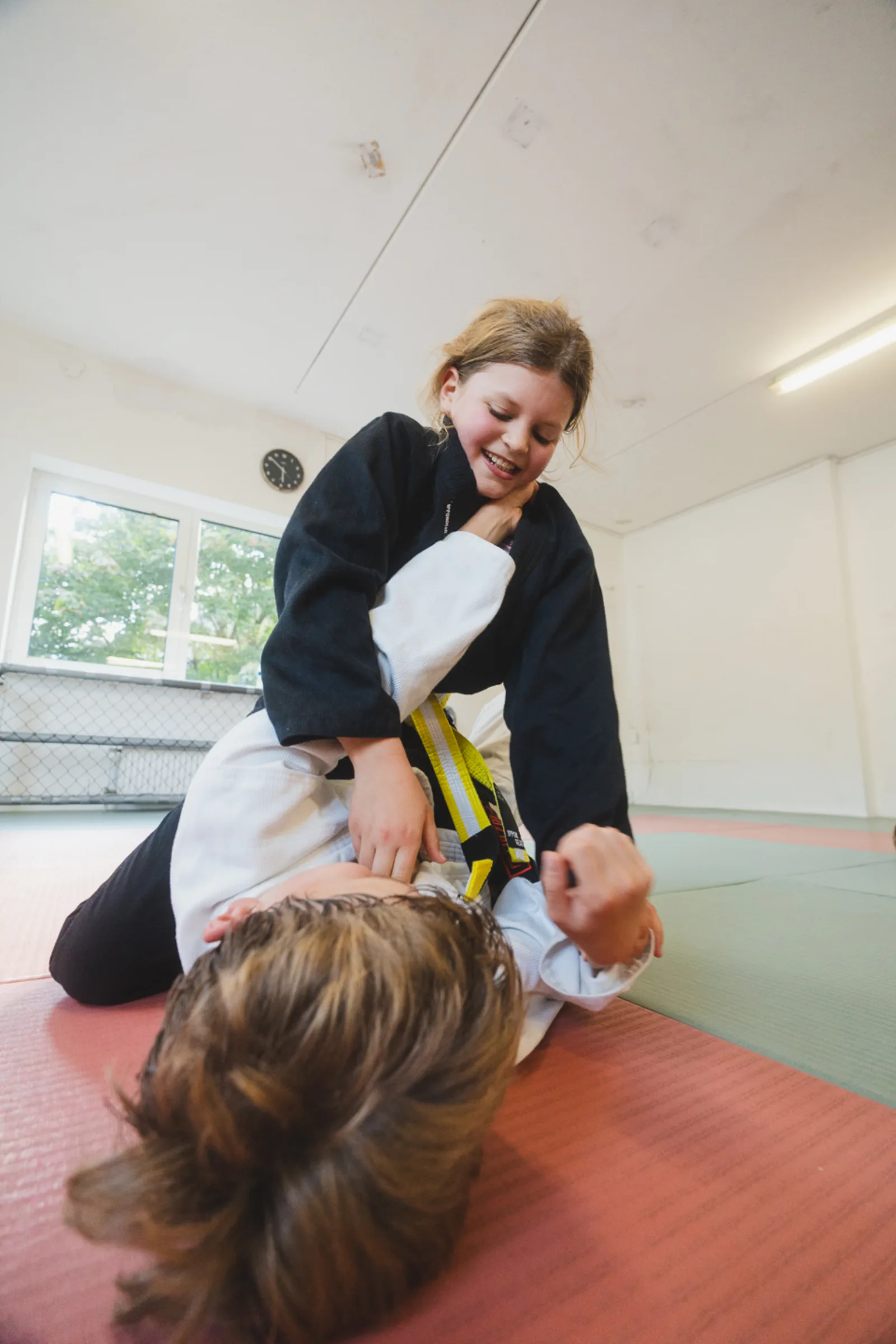 Mädchen hält die Position und lacht