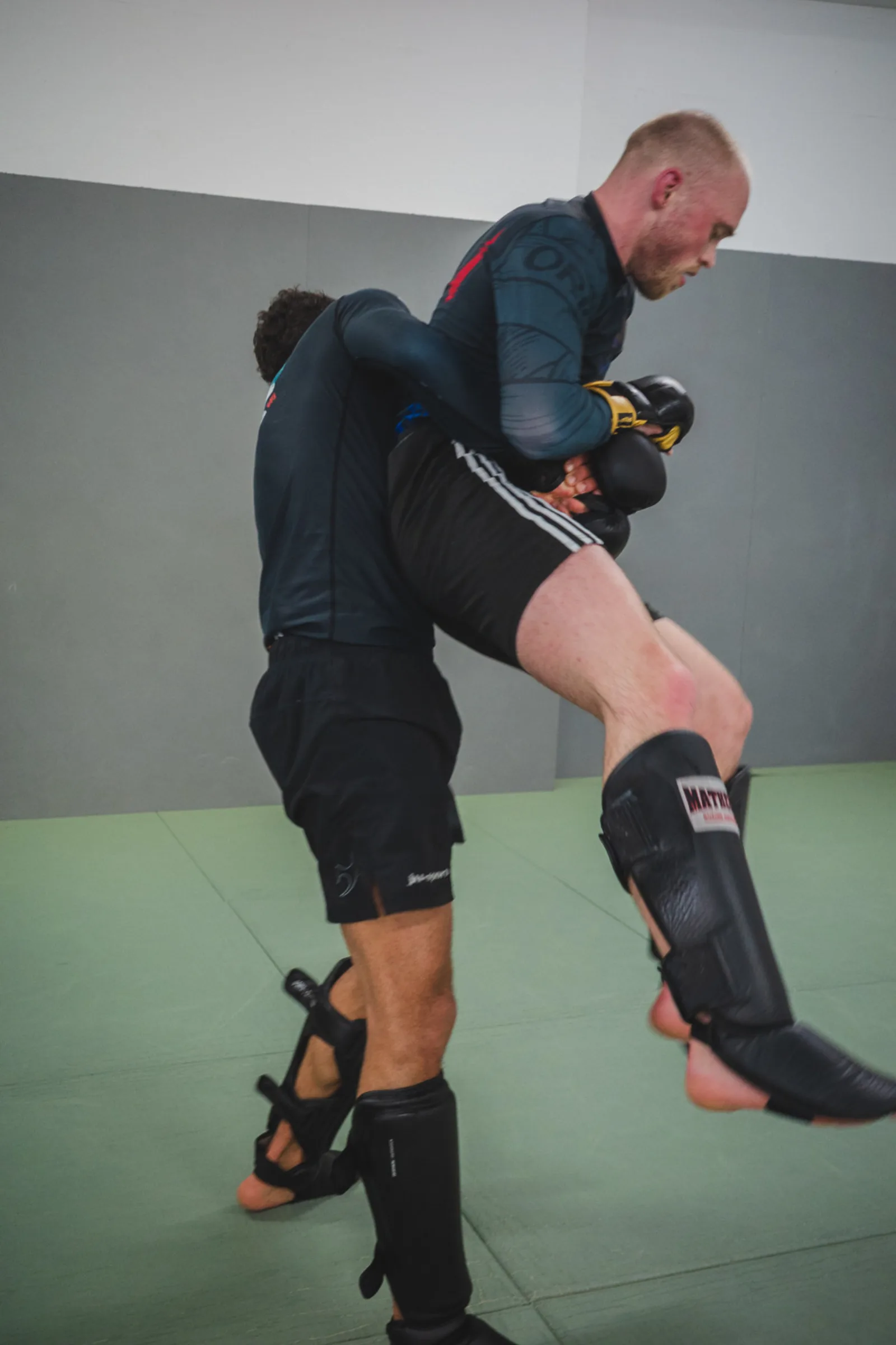 Knie aus dem Clinch, kontrolliert geübt