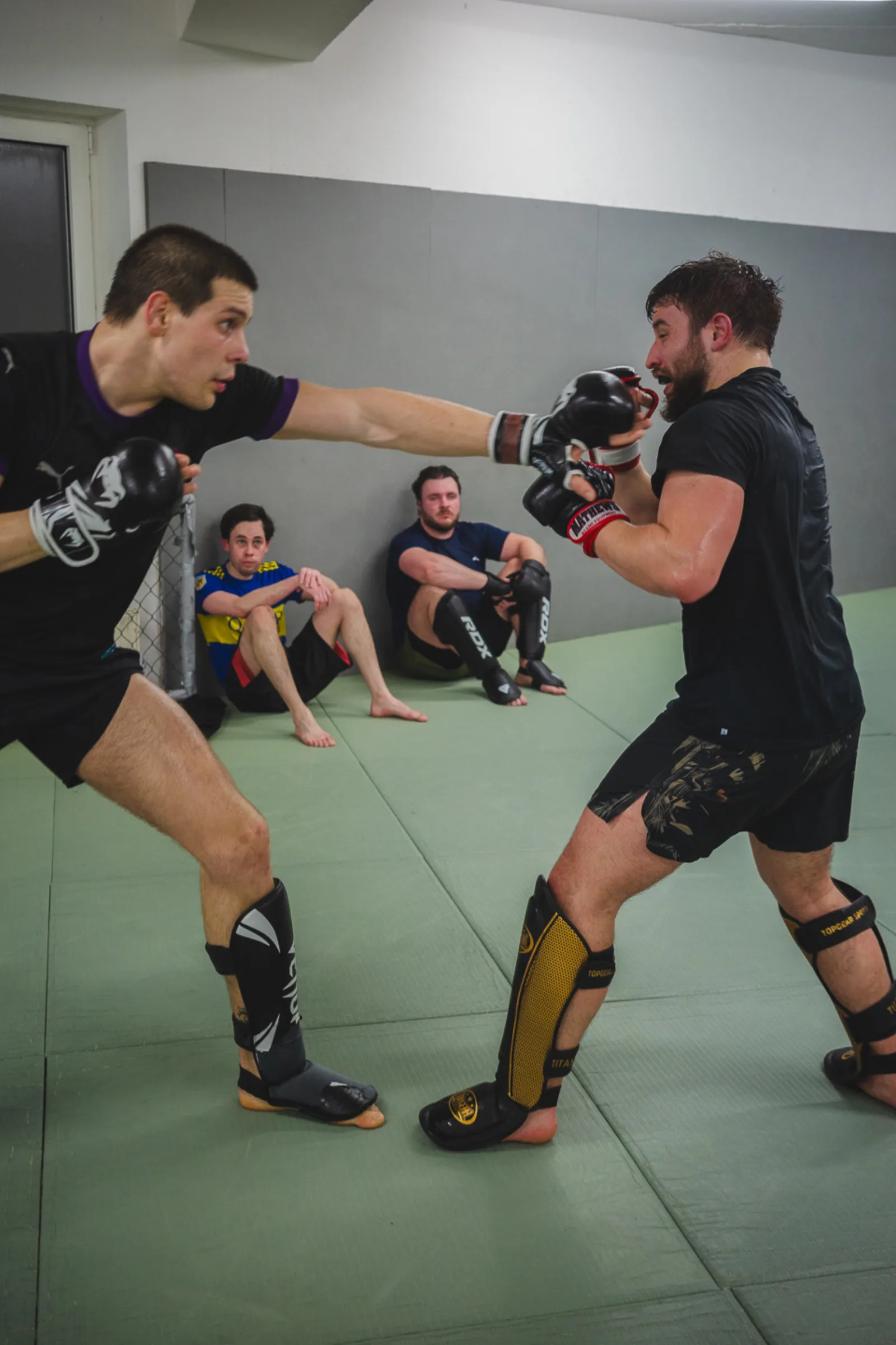 Sparring in Runden mit Schutzausrüstung